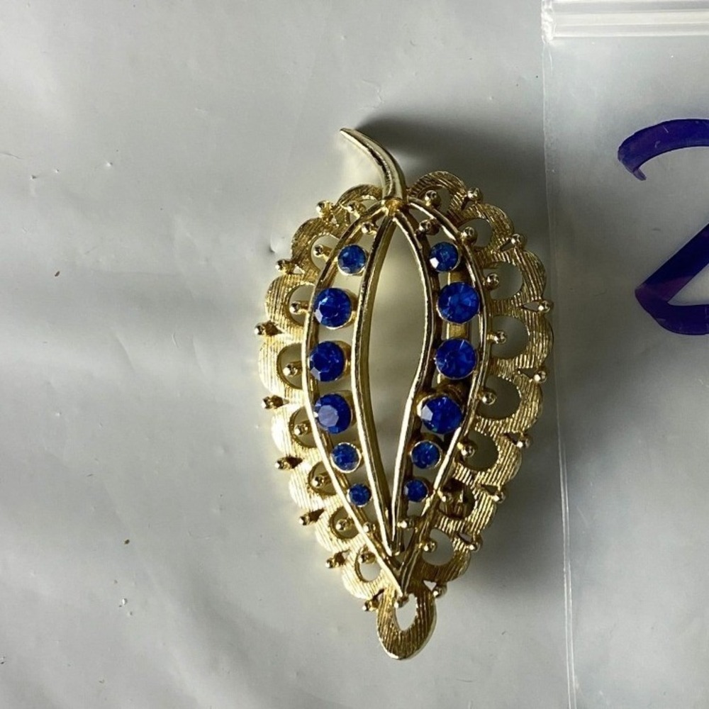 Vintage Gold Tone Blue Rhinestone Leaf Brooch Pin Costume Jewelry Nature Theme